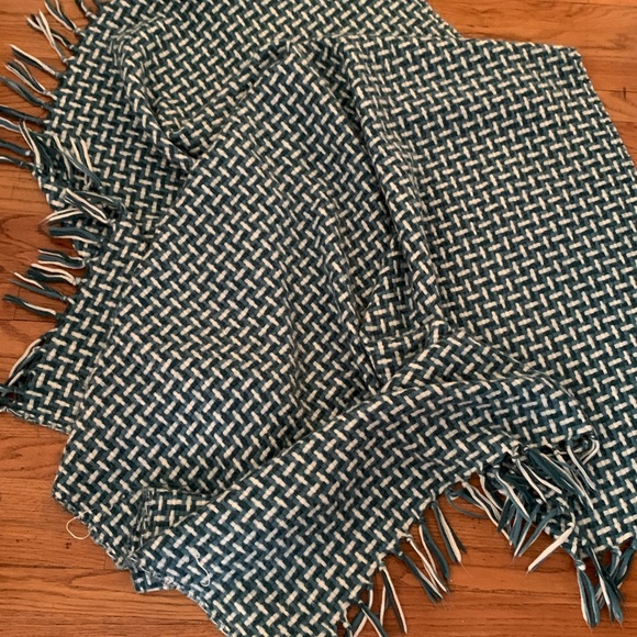 Blue and white weaved blanket - Picture 5 of 6